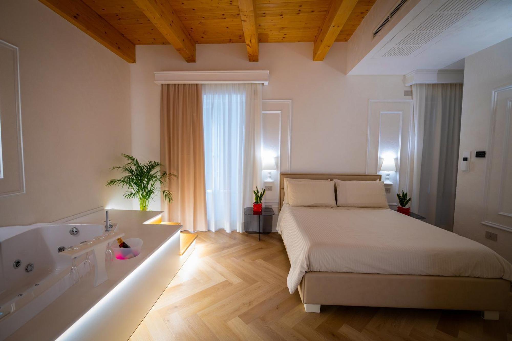 Bed and Breakfast La Divina - Free Parking - Тропеа Екстер'єр фото