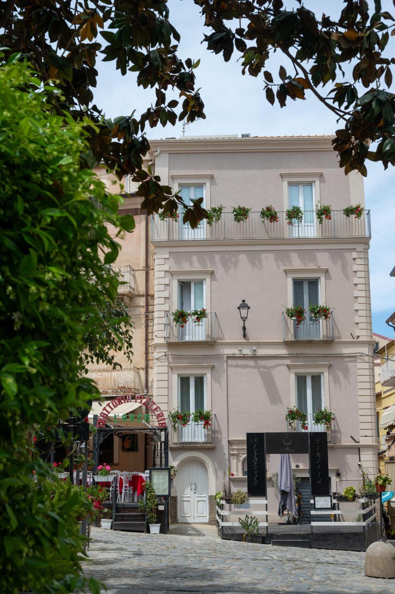 Bed and Breakfast La Divina - Free Parking - Тропеа Екстер'єр фото